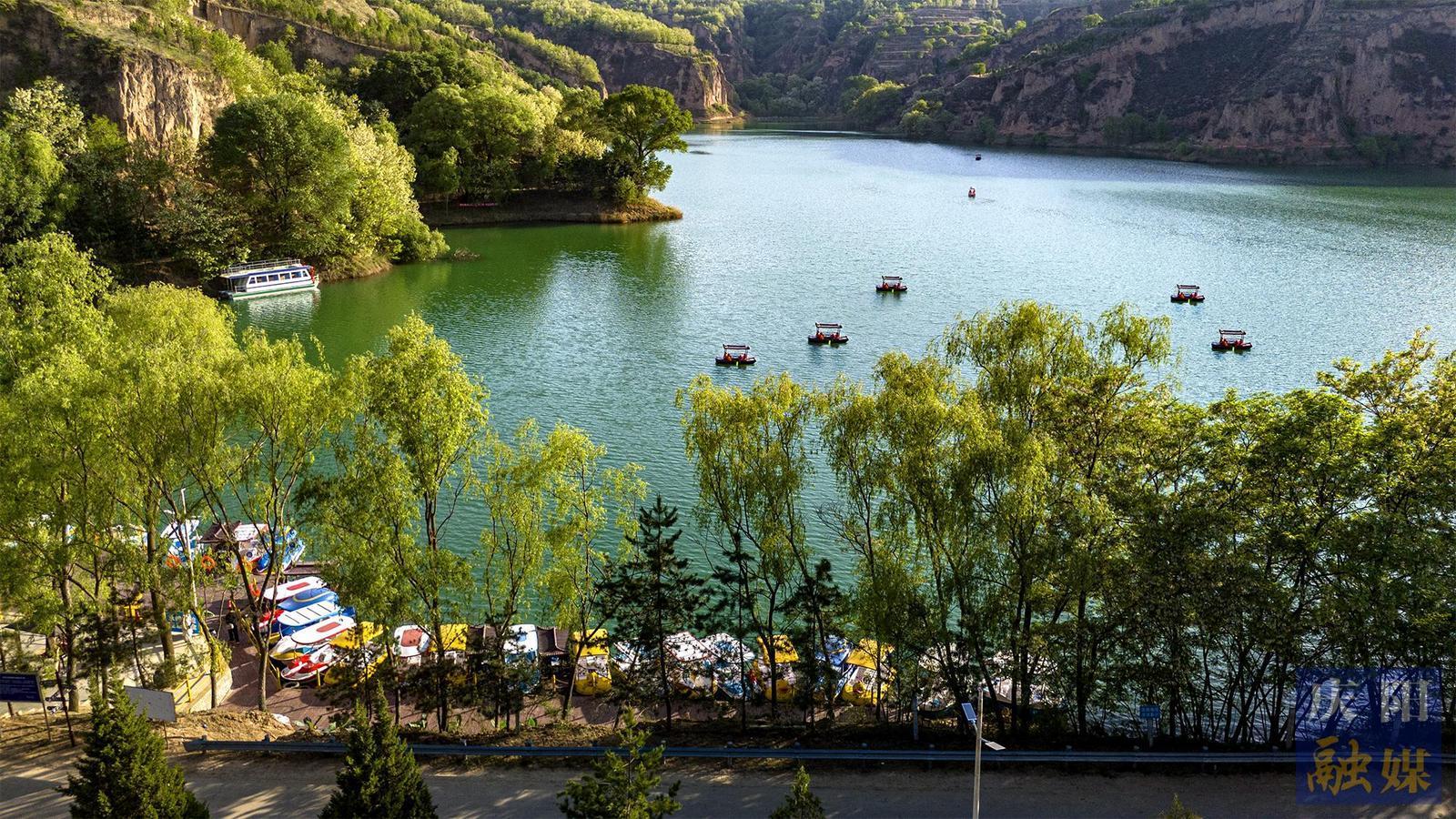 【攝影報(bào)道】鎮(zhèn)原太陽(yáng)池錯(cuò)峰游持續(xù)升溫 山水露營(yíng)解鎖假日新體驗(yàn)