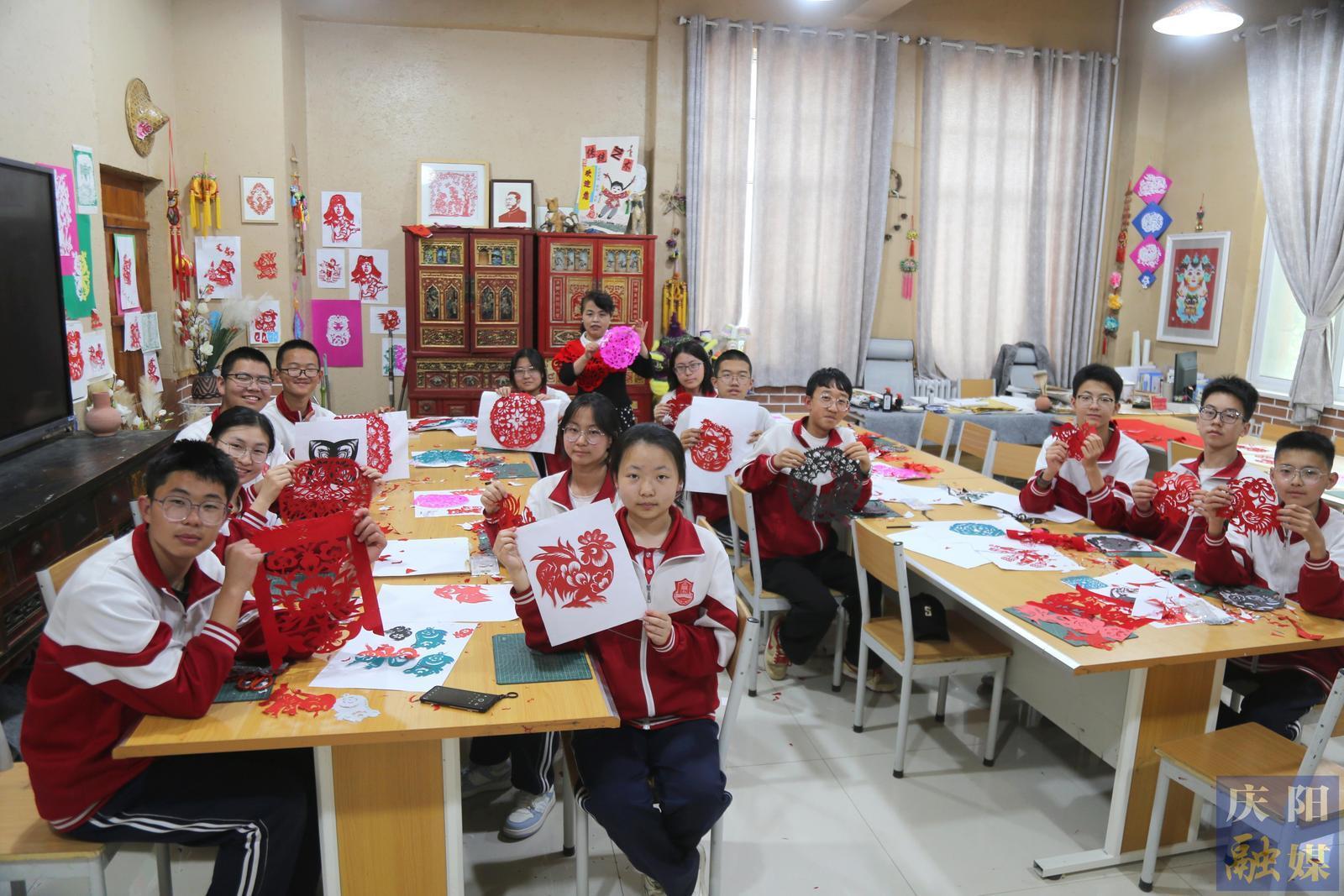 【攝影報(bào)道】西峰區(qū)：非遺剪紙進(jìn)校園 文化傳承“活起來(lái)”