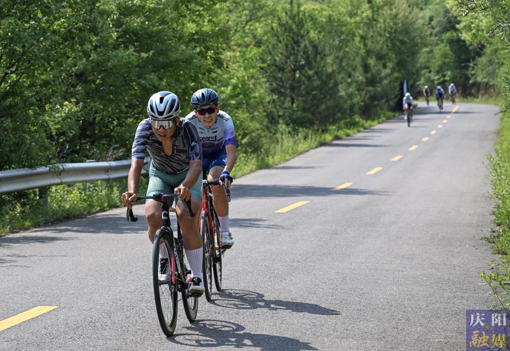 【攝影報(bào)道】燃魂征途 賡續(xù)紅色血脈 2025騎觀慶陽紅色之路公路自行車爬坡賽舉行
