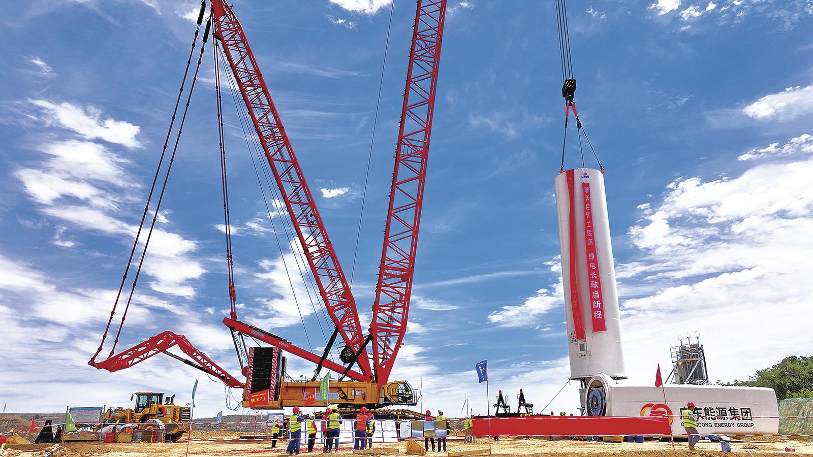 甘肅華池縣50萬千瓦新能源項目首臺風機成功吊裝