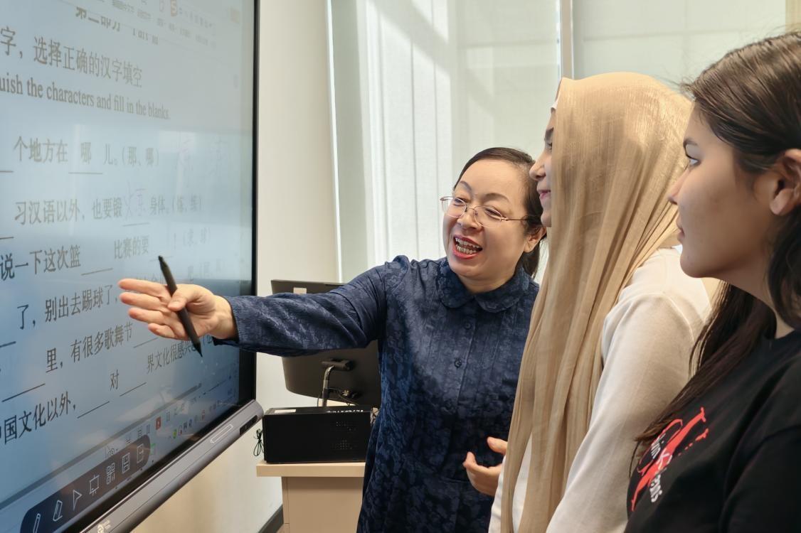 習(xí)主席的絲路故事丨習(xí)主席關(guān)心的哈薩克斯坦這所學(xué)校，現(xiàn)在咋樣了？