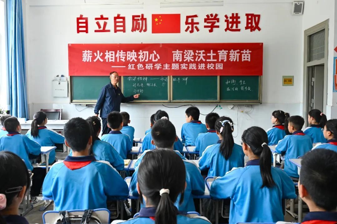 薪火相傳映初心·紅色南梁育新苗——華池縣關(guān)工委關(guān)心下一代主題實(shí)踐活動(dòng)紀(jì)實(shí)