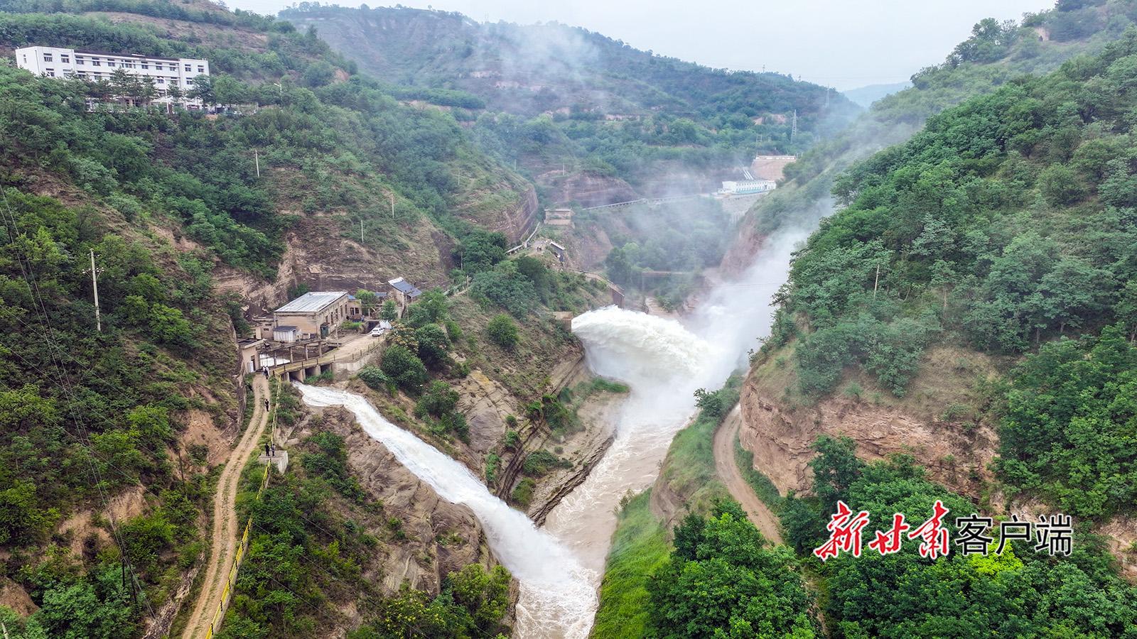 慶陽(yáng)：巴家咀水庫(kù)提閘泄洪 為除險(xiǎn)加固清淤作準(zhǔn)備