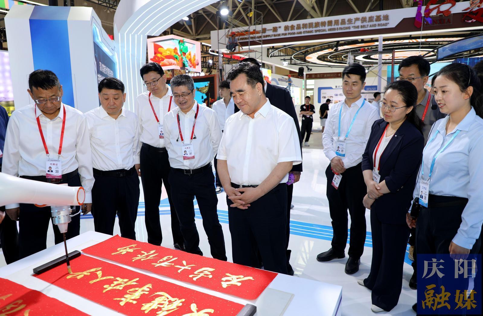 黃澤元周繼軍在檢查第三十一屆蘭洽會(huì)慶陽(yáng)展館布展情況時(shí)強(qiáng)調(diào) 緊扣主題 突出特色 精心布展 全方位展示慶陽(yáng)高質(zhì)量發(fā)展新成就新亮點(diǎn)