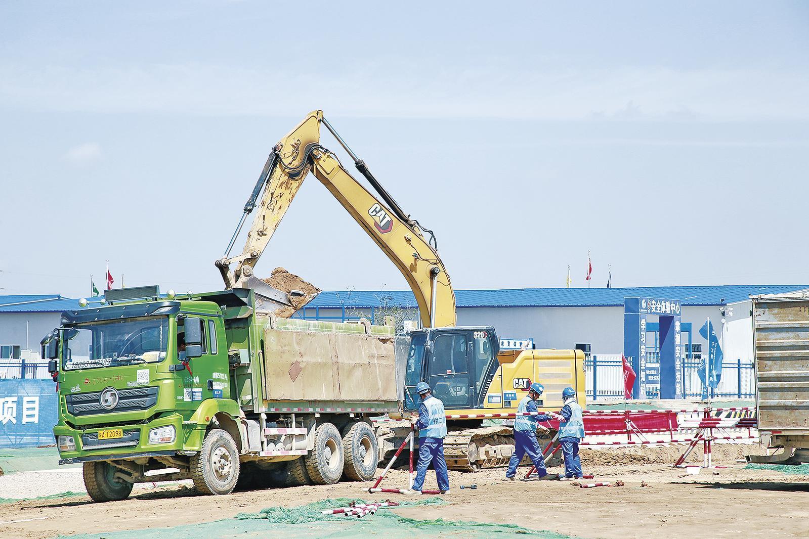 近日，位于寧縣早勝鎮(zhèn)的甘能化（慶陽）2×660MW煤電項(xiàng)目建設(shè)如火如荼。