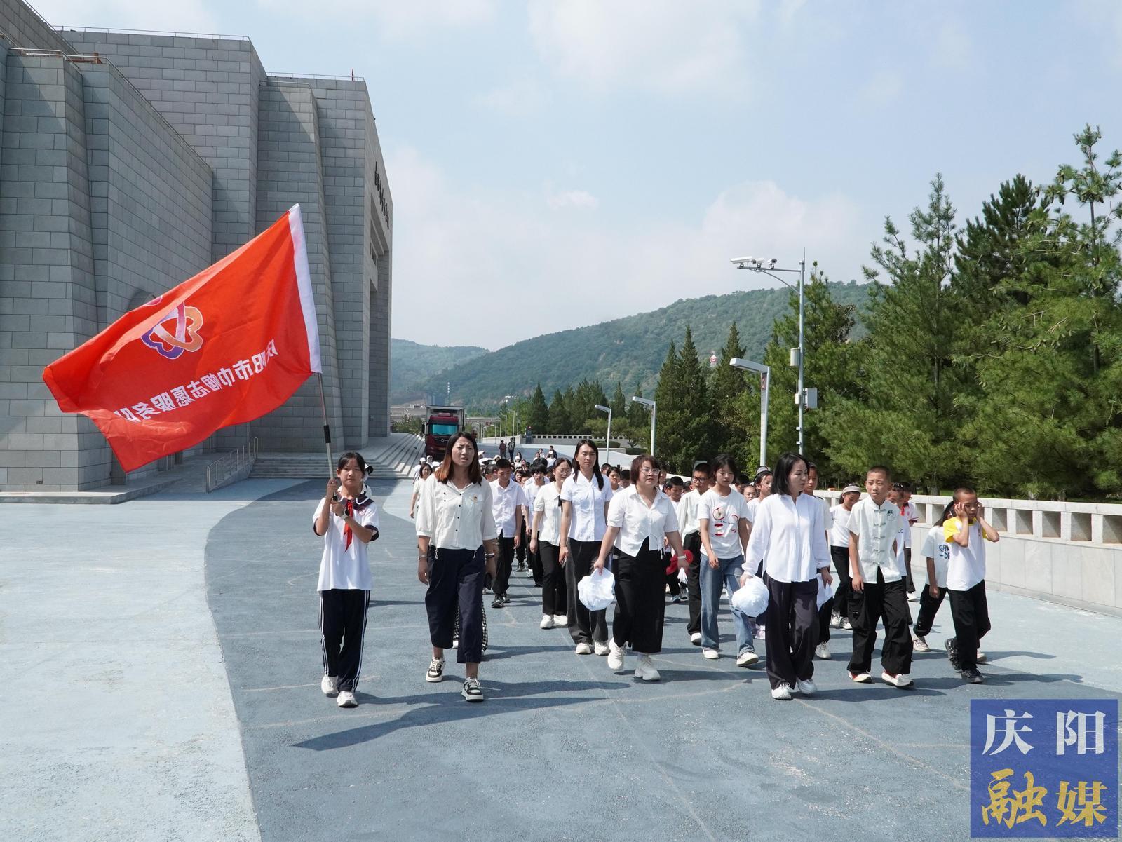 慶陽市婦聯(lián)開展“愛心媽媽伴成長(zhǎng) 南梁薪火暖童心”暑期紅色研學(xué)活動(dòng)