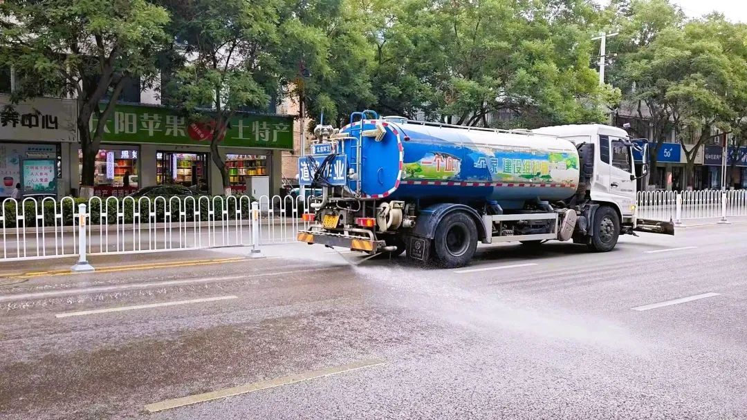 【深入開(kāi)展城市管理提質(zhì)年行動(dòng)】西峰區(qū)：“五位一體”作業(yè)刷新城市顏值 道路機(jī)掃率達(dá)90%