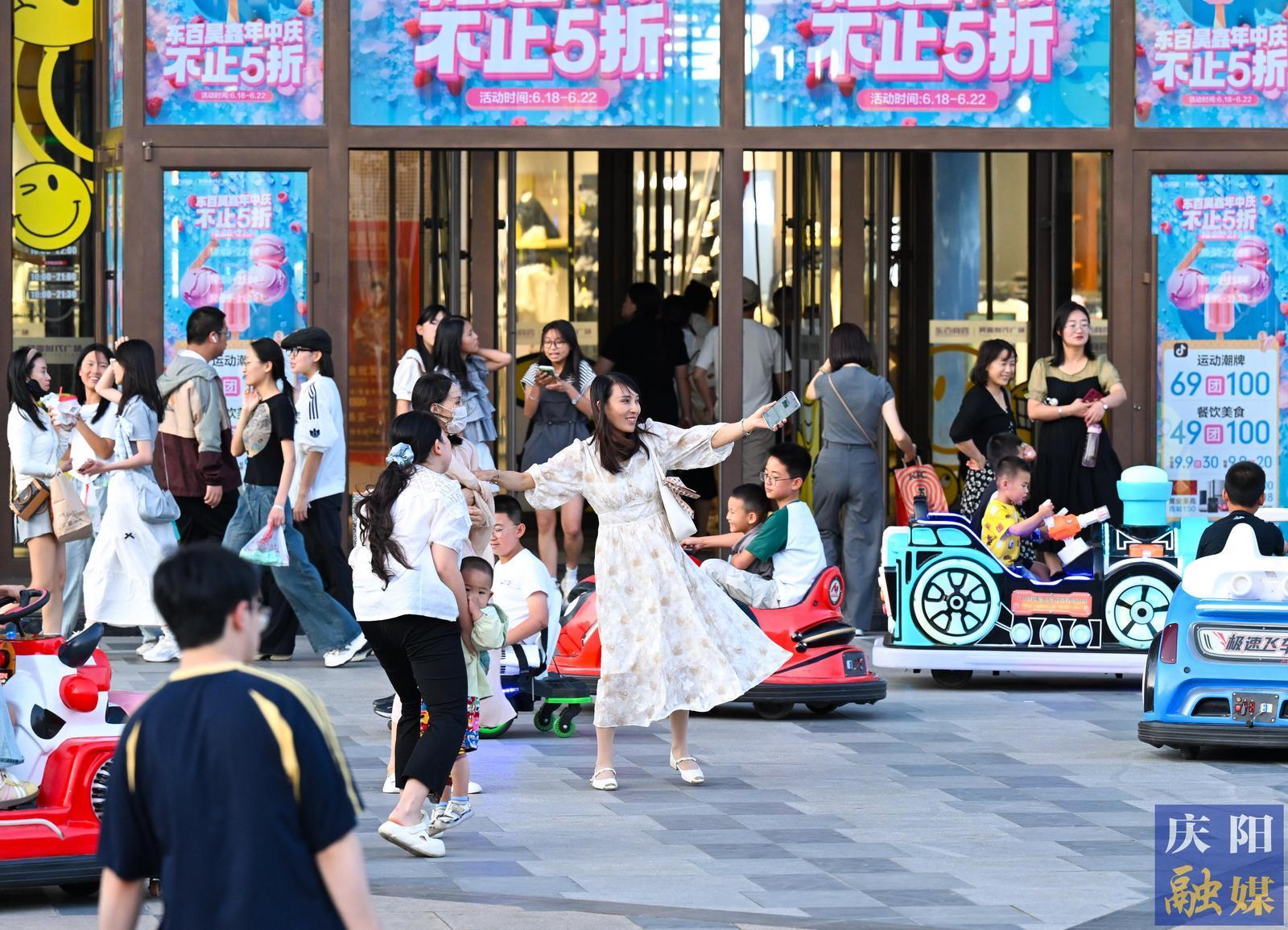 【攝影報(bào)道】西峰夏夜活力足 商圈夜市人氣旺