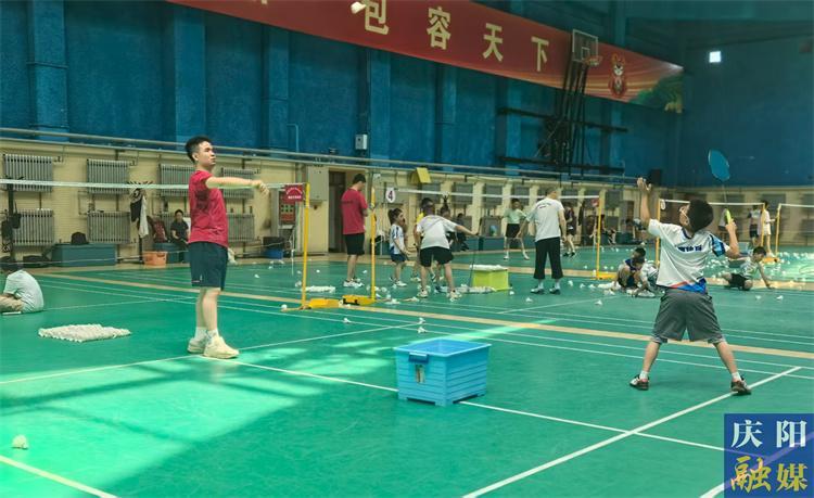 暑期運(yùn)動“熱” 少年健身忙