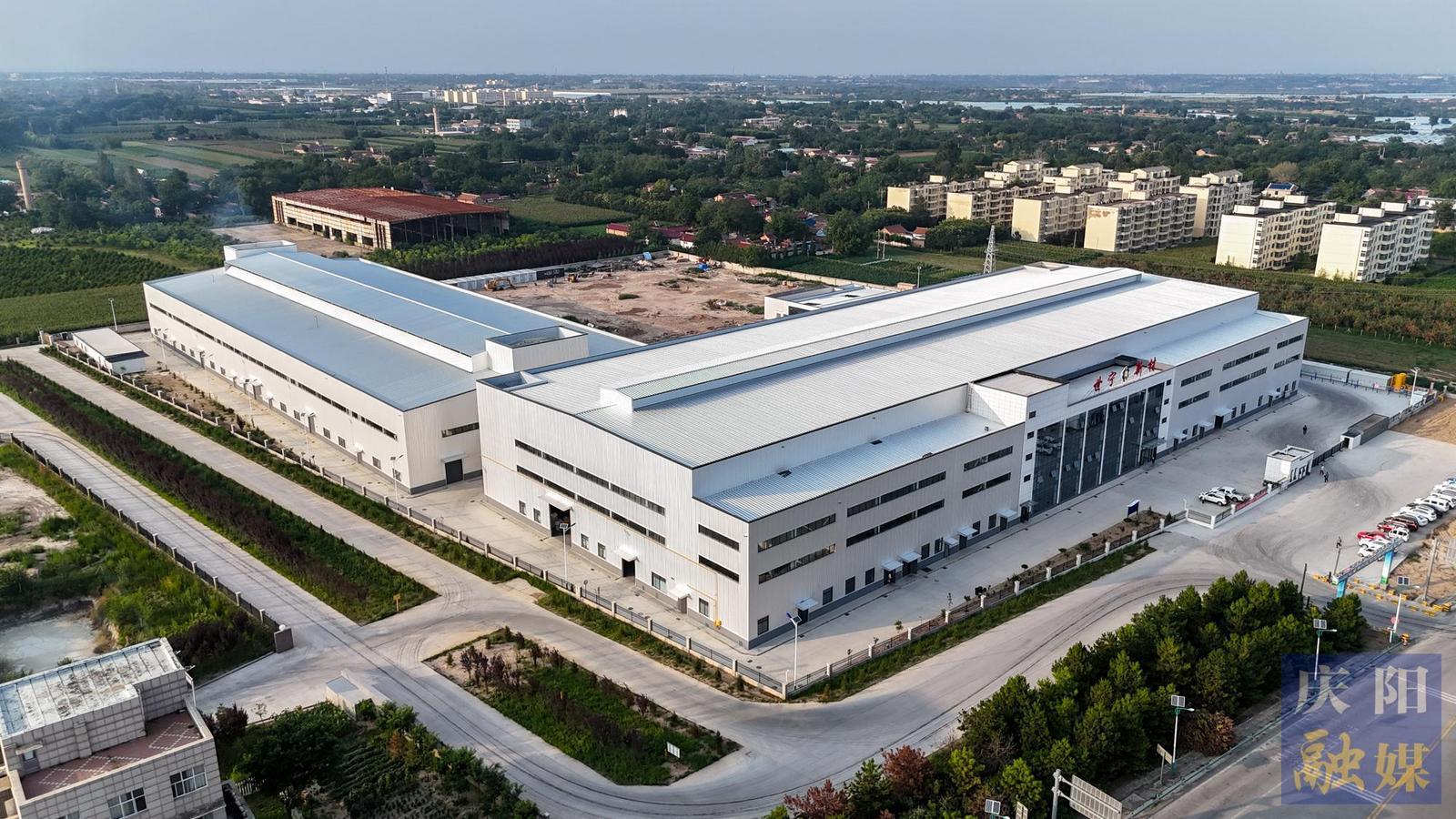 【攝影報(bào)道】甘肅世寧新材料一期項(xiàng)目部分產(chǎn)線投產(chǎn)運(yùn)行，后續(xù)建設(shè)有序推進(jìn)