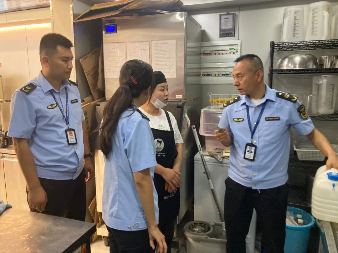 西峰區(qū)市場監(jiān)管局：“隨機查餐廳”守護“舌尖安全”