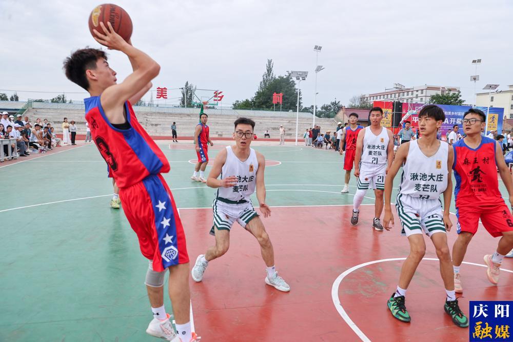 【攝影報(bào)道】2025年慶陽(yáng)市“大賢杯”和美鄉(xiāng)村籃球大賽暨“平泉·村BA”甲組比賽第三天戰(zhàn)況激烈