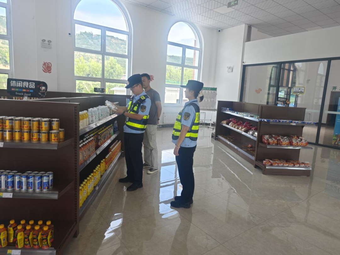 省高速路政總隊(duì)華池大隊(duì)強(qiáng)化服務(wù)區(qū)安全監(jiān)管 守護(hù)司乘人員“舌尖安全”