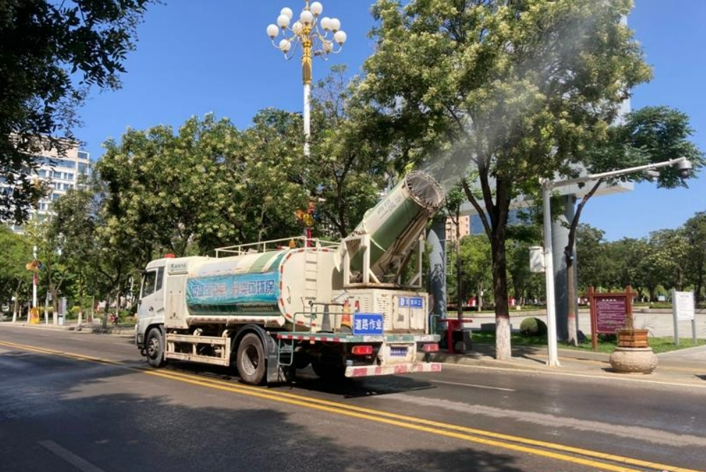 【深入開(kāi)展城市管理提質(zhì)年行動(dòng)】區(qū)環(huán)衛(wèi)局：精細(xì)化作業(yè)應(yīng)對(duì)槐花飄落季 路面潔凈度顯著提升