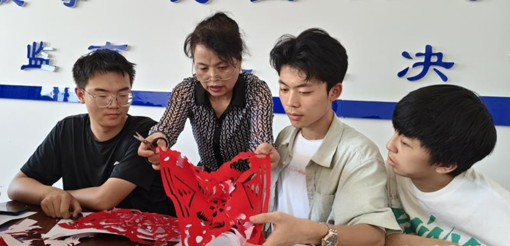 西峰區(qū)解放路社區(qū)開(kāi)展“剪紙寄情 新風(fēng)入畫(huà)”主題活動(dòng)