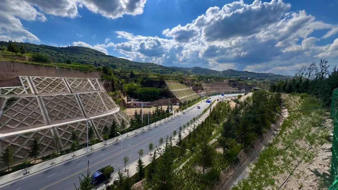 羅睿調(diào)研縣城南區(qū)管網(wǎng)建設(shè)、白峁嶺地質(zhì)隱患治理修復(fù)及文化藝術(shù)交流中心籌建等工作