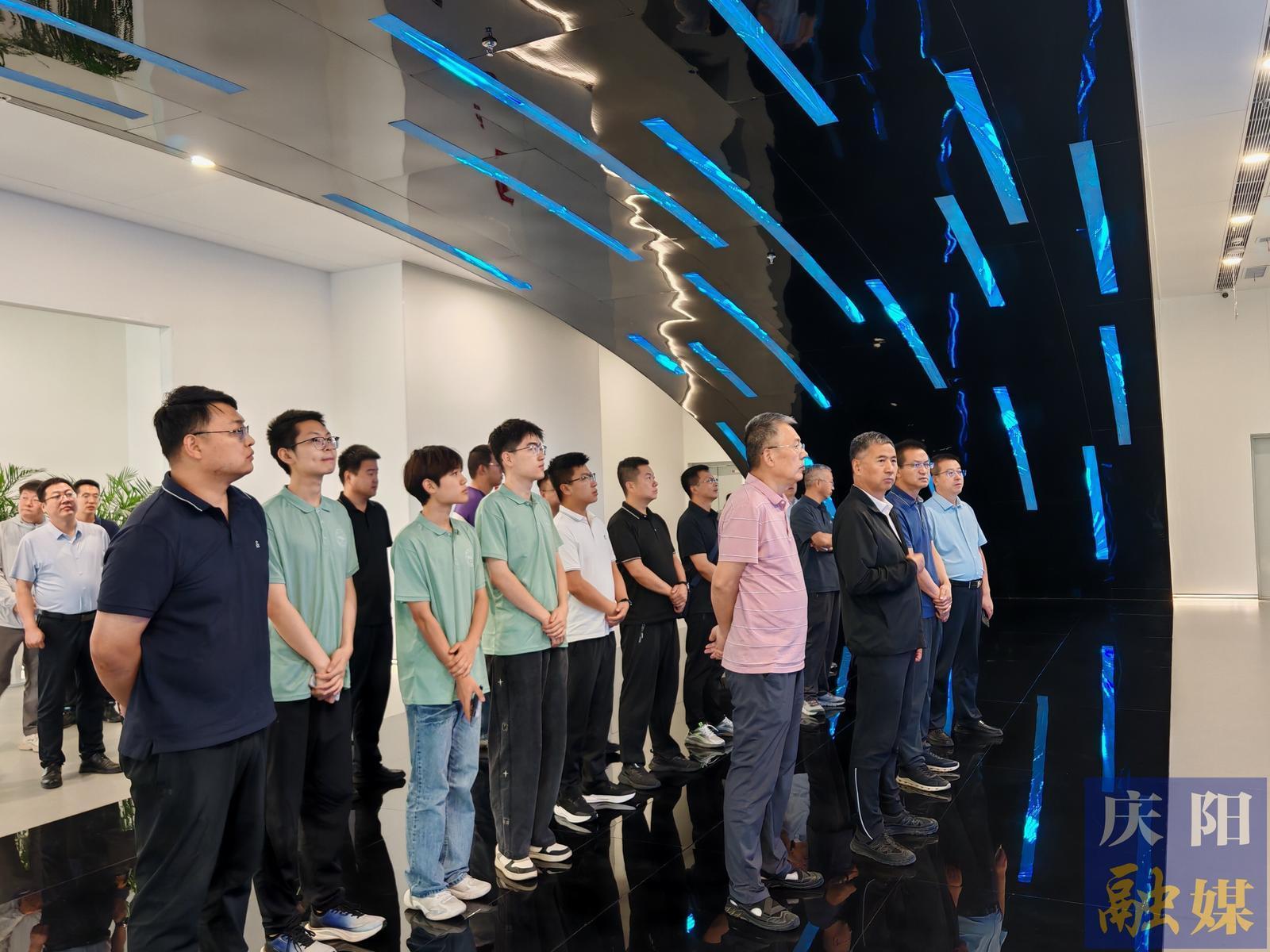 經(jīng)濟(jì)政策技術(shù)人才場(chǎng)景齊發(fā)力  蘭州大學(xué)經(jīng)濟(jì)學(xué)院社會(huì)實(shí)踐團(tuán)隊(duì)來(lái)慶陽(yáng)考察學(xué)習(xí)低空經(jīng)濟(jì)