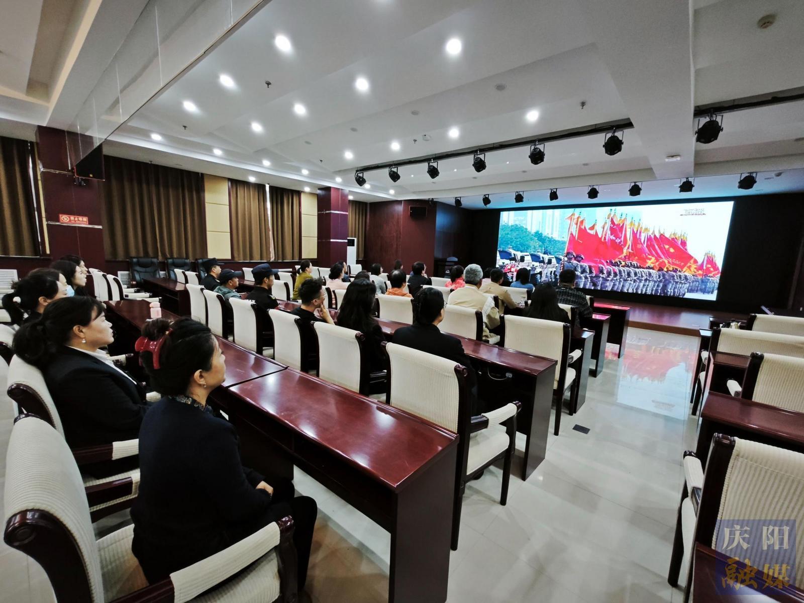 【攝影報道】慶陽各界干部群眾收看九三閱兵盛況 汲取奮進力量