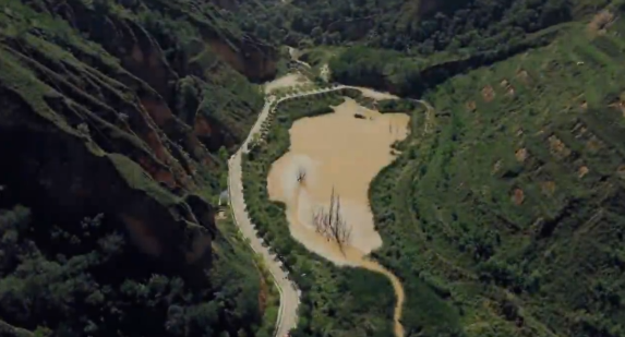 戰(zhàn)陡坡，斗密林！慶陽森林消防開展山地水泵實戰(zhàn)訓(xùn)練，鍛造滅火攻堅“尖刀”力量！崎嶇山地，水龍呼嘯。看慶陽森林消防隊員如何接力數(shù)百米，鋪設(shè)生命水脈，守護隴東青山