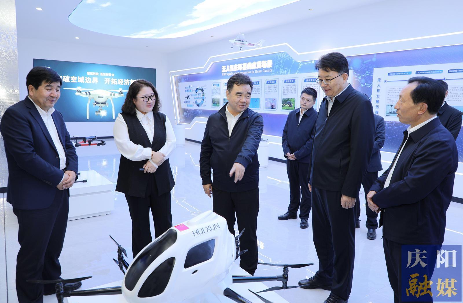 黃澤元在調(diào)研環(huán)縣低空經(jīng)濟發(fā)展情況時強調(diào) 找準戰(zhàn)略定位 聚焦優(yōu)勢賽道 形成產(chǎn)業(yè)特色 在加快培育和形成新質(zhì)生產(chǎn)力中激活發(fā)展新動能