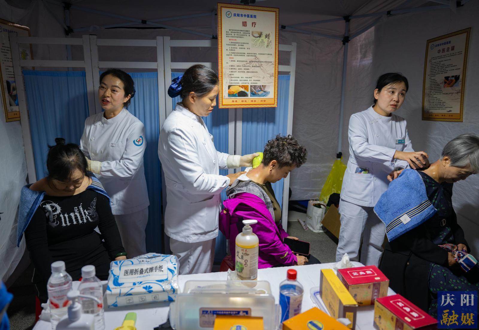 【攝影報(bào)道】慶陽(yáng)市中醫(yī)藥文化夜市“開(kāi)張” 市民紛紛“打卡”理療