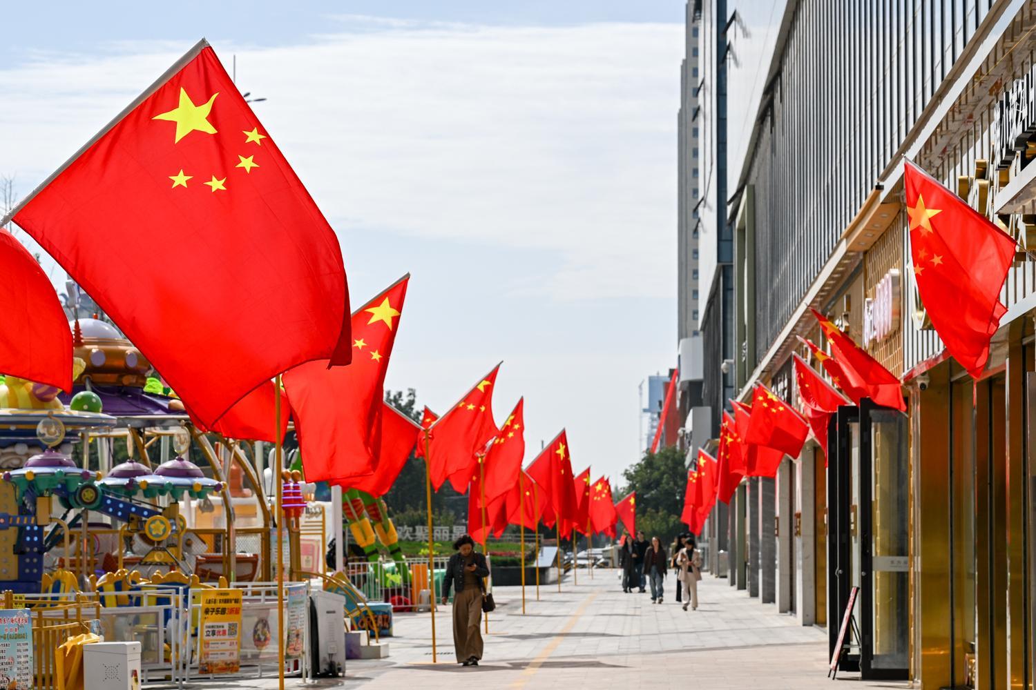 【攝影報(bào)道】西峰區(qū)：紅旗飄揚(yáng)迎國(guó)慶