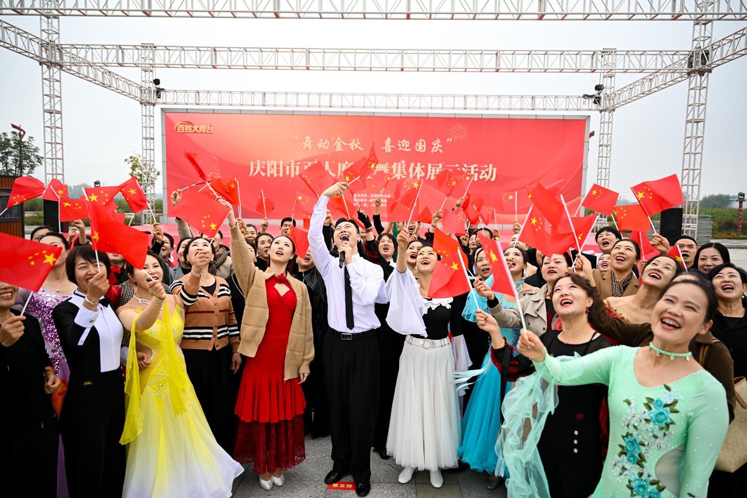 【攝影報(bào)道】慶陽(yáng)百人展演摩登舞 喜迎國(guó)慶佳節(jié)