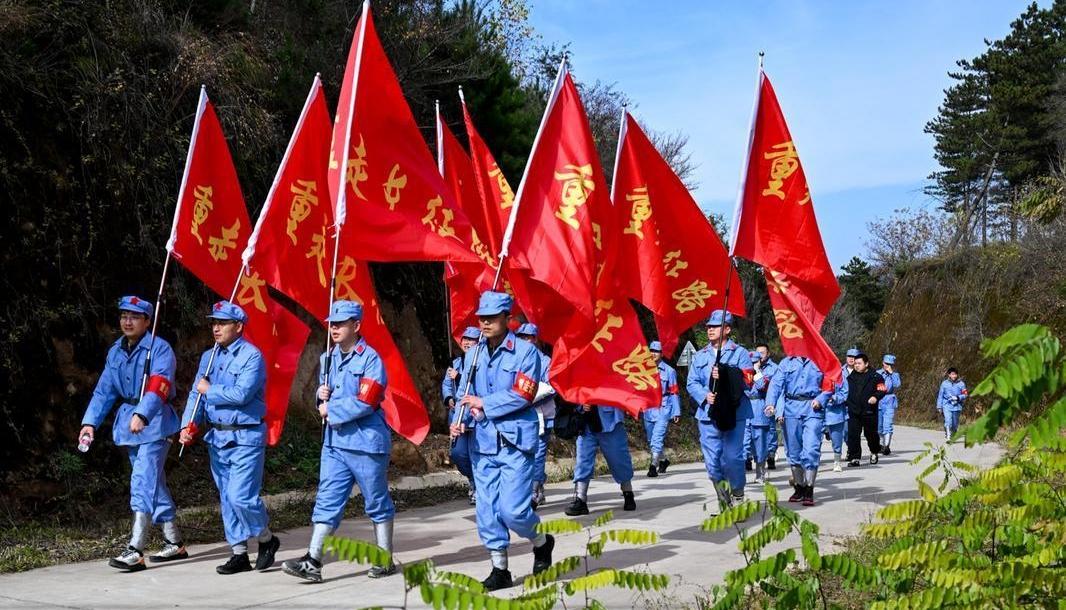 【攝影報(bào)道】慶陽(yáng)舉辦“重走長(zhǎng)征路”沉浸式體驗(yàn)活動(dòng)