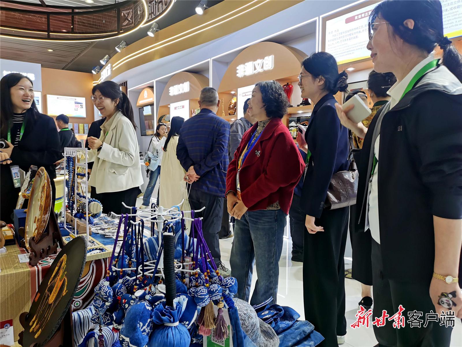 “在甘肅館走不出去啦！”——第八屆進(jìn)博會(huì)甘肅非遺展館見聞