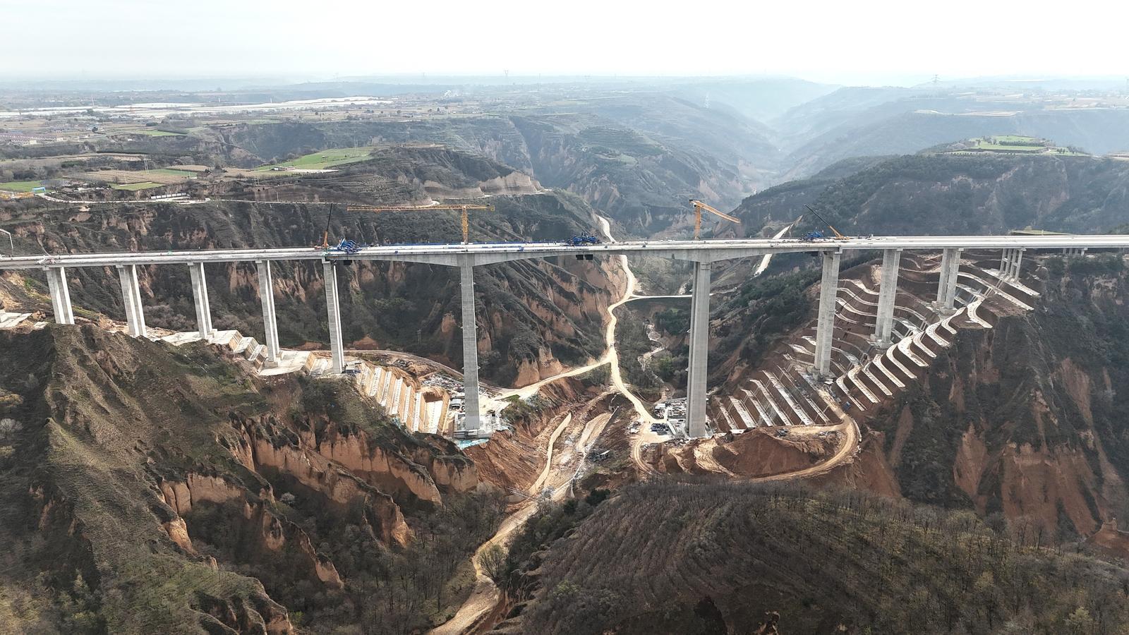 重大進(jìn)展！G244線(xiàn)慶陽(yáng)過(guò)境段小崆峒特大橋全橋貫通