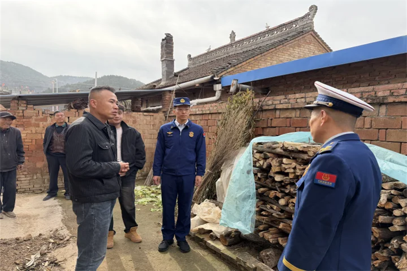 119消防宣傳月 | 合水消防聯(lián)合鄉(xiāng)鎮(zhèn)網(wǎng)格員走村入戶(hù)勸導(dǎo)農(nóng)戶(hù)清理柴火堆