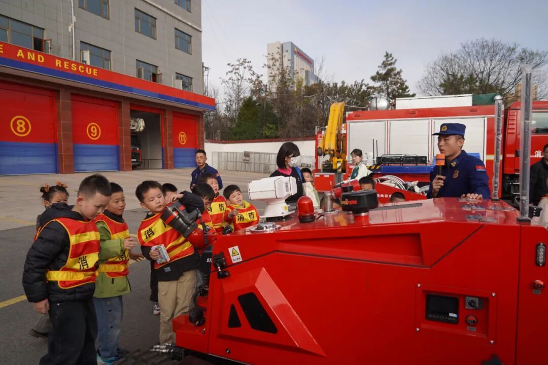 麥當(dāng)勞親子團(tuán)走進(jìn)消防隊(duì)站體驗(yàn)參觀