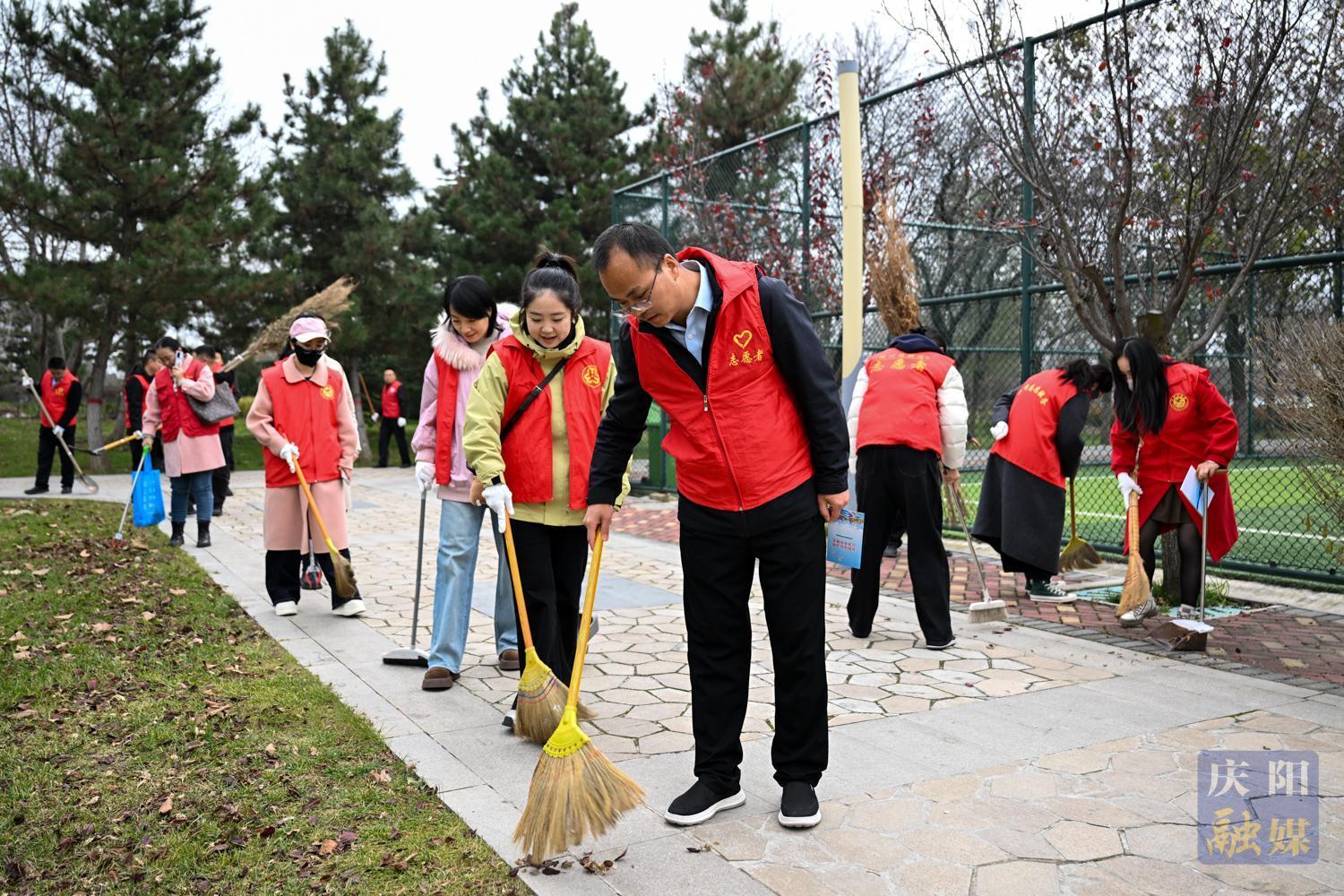 【攝影報(bào)道】黨建紅引領(lǐng)文明綠 攜手共創(chuàng)文明城