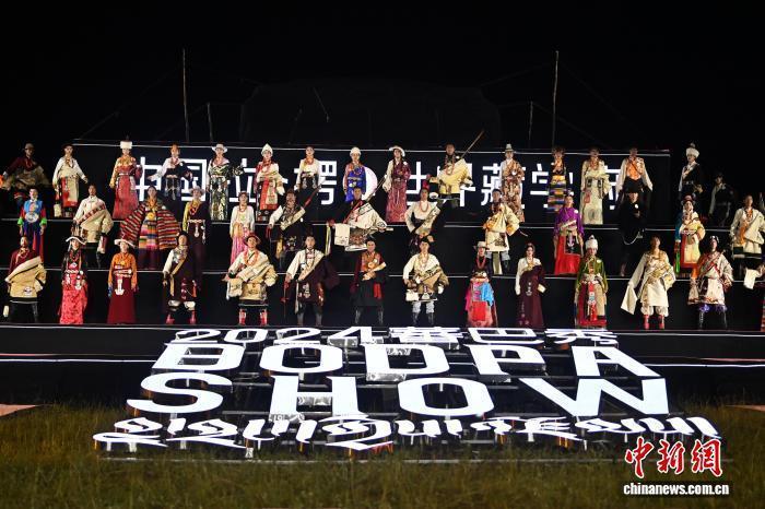 傳統(tǒng)藏裝煥時(shí)尚光彩，年輕人文化表達(dá)新載體