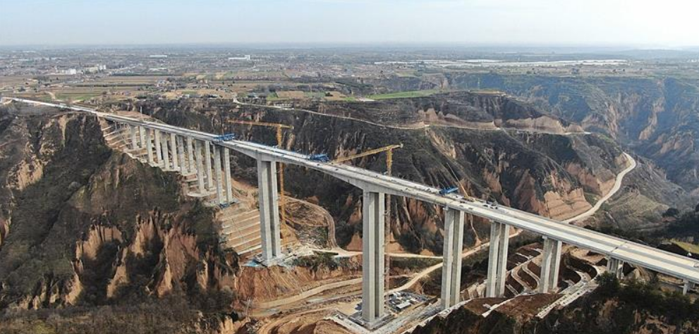 【非凡“十四五”】G244線慶陽過境段公路項目小崆峒特大橋全橋貫通