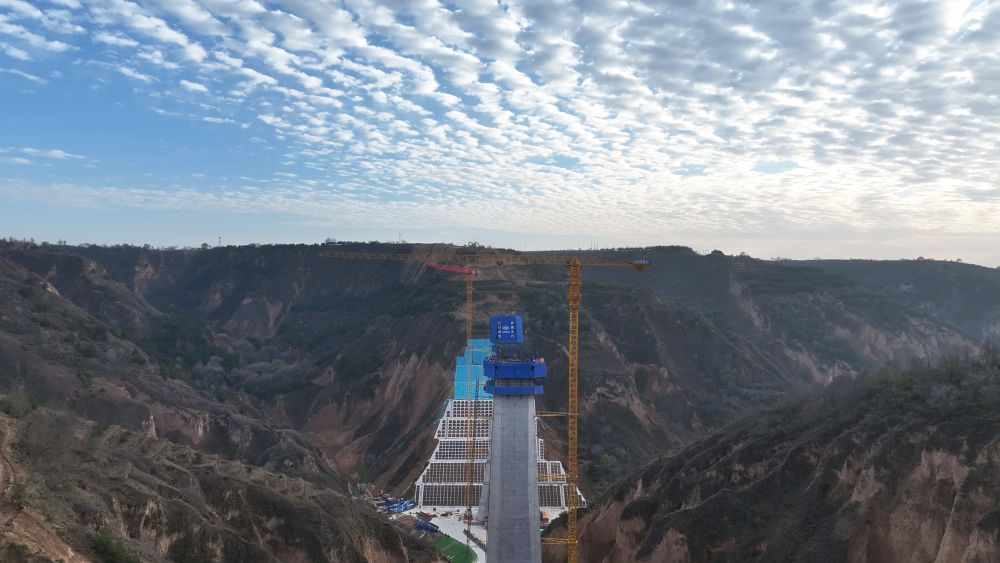 平慶鐵路稠水溝特大橋主墩全部完成封頂