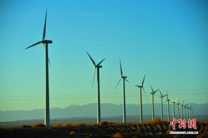 甘肅酒泉：從“追風(fēng)逐日”到“全鏈智造”