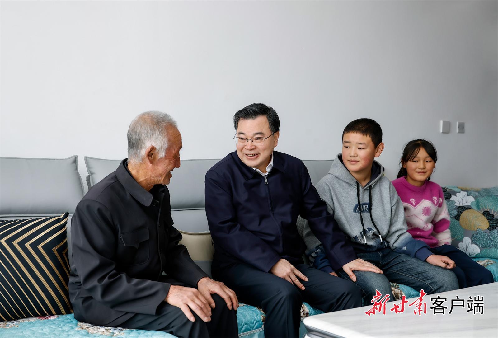 胡昌升在積石山縣調(diào)研時強(qiáng)調(diào) 加強(qiáng)搬遷入住群眾服務(wù)保障 努力創(chuàng)造更好生產(chǎn)生活條件