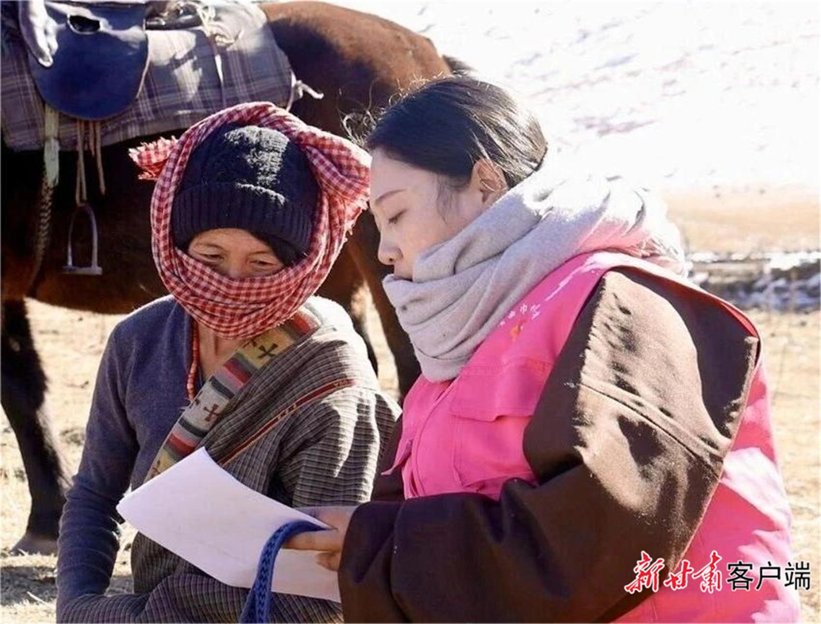 【學(xué)習(xí)貫徹黨的二十屆四中全會精神】女子馬背宣講隊將黨的惠民政策傳遞到草原深處