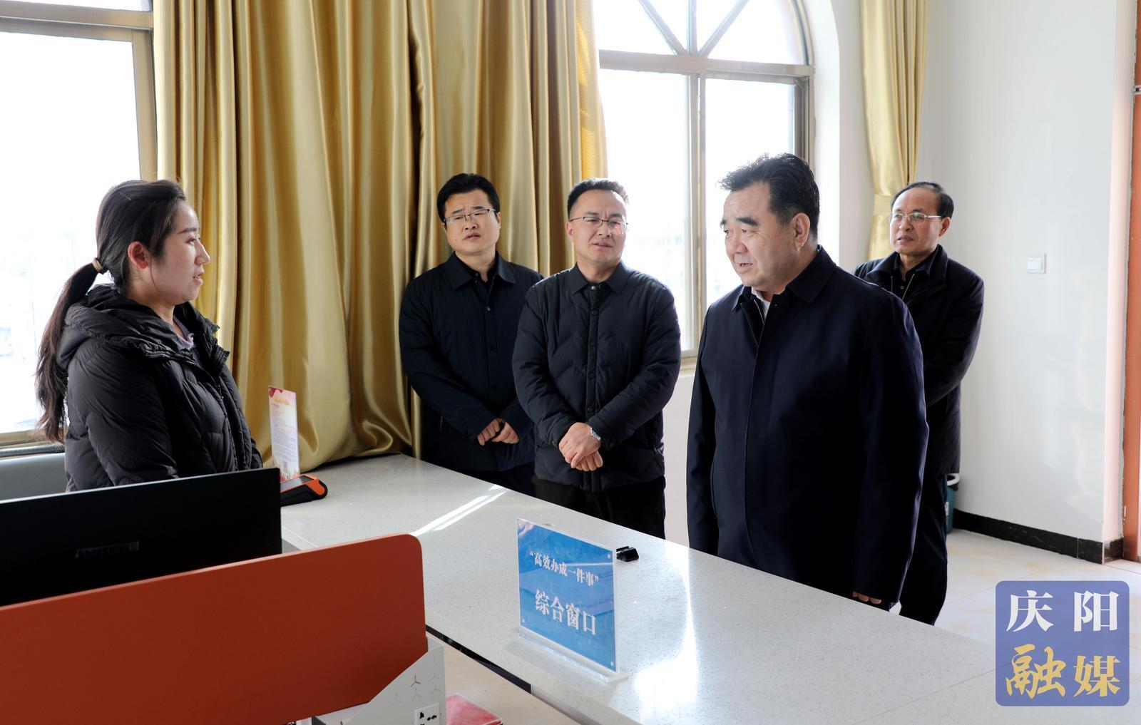 黃澤元在黨支部工作聯(lián)系點(diǎn)調(diào)研并開(kāi)展帶案下訪(fǎng)時(shí)強(qiáng)調(diào) 強(qiáng)化黨建引領(lǐng)作用推進(jìn)鄉(xiāng)村全面振興 用心用情依法依規(guī)解決群眾急難愁盼