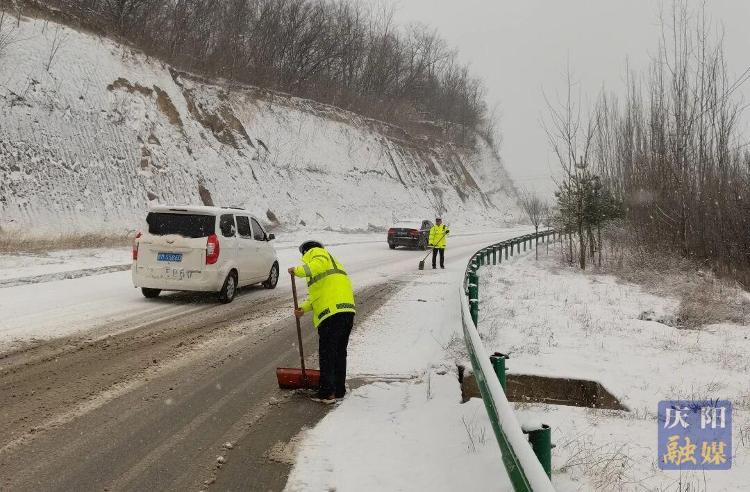 慶陽(yáng)市公安局交通管理支隊(duì)全力護(hù)航雪天道路安全暢通